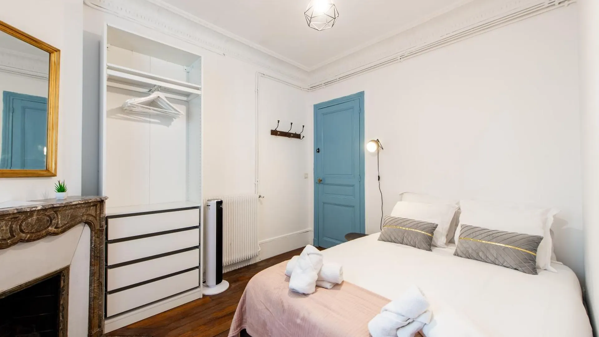 Stylish 2-Bedroom Apartment Near The Famous Moulin Rouge Paříž