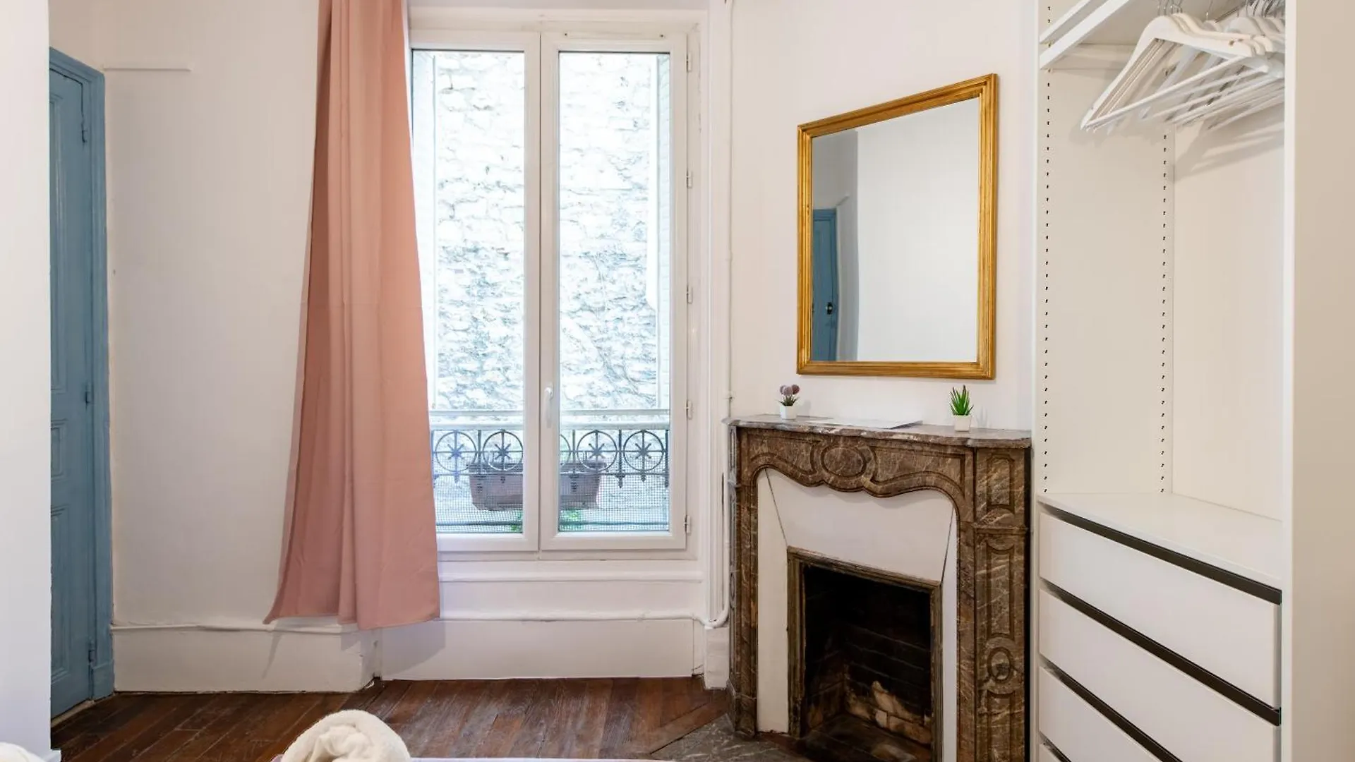 Stylish 2-Bedroom Apartment Near The Famous Moulin Rouge Paříž