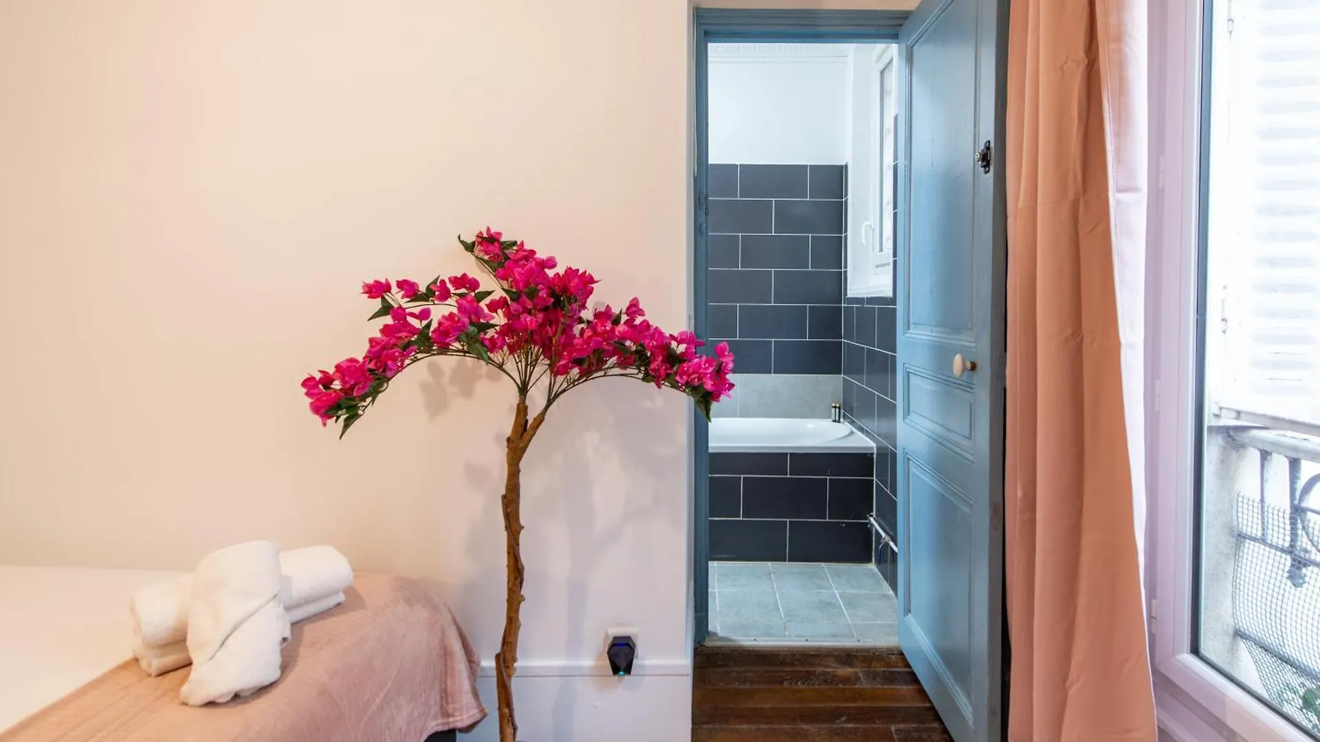 Stylish 2-Bedroom Apartment Near The Famous Moulin Rouge Paříž