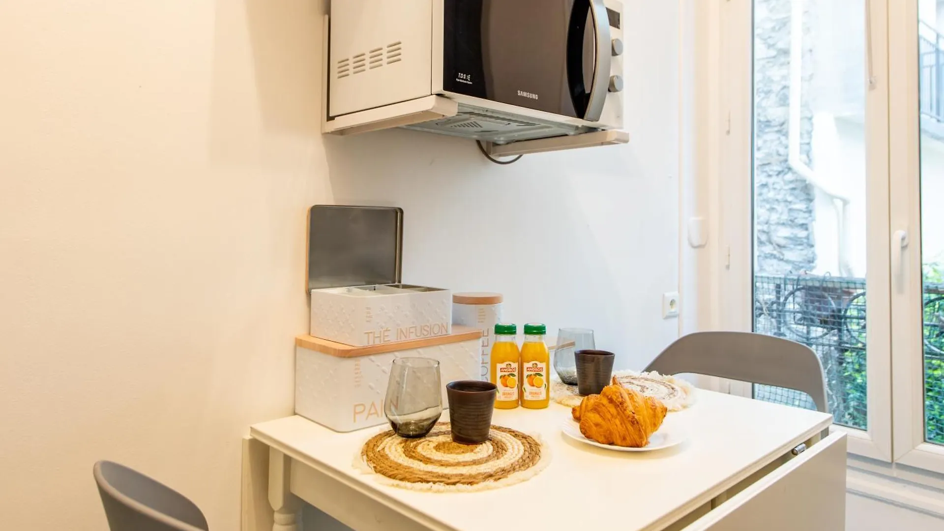 Stylish 2-Bedroom Apartment Near The Famous Moulin Rouge Paříž