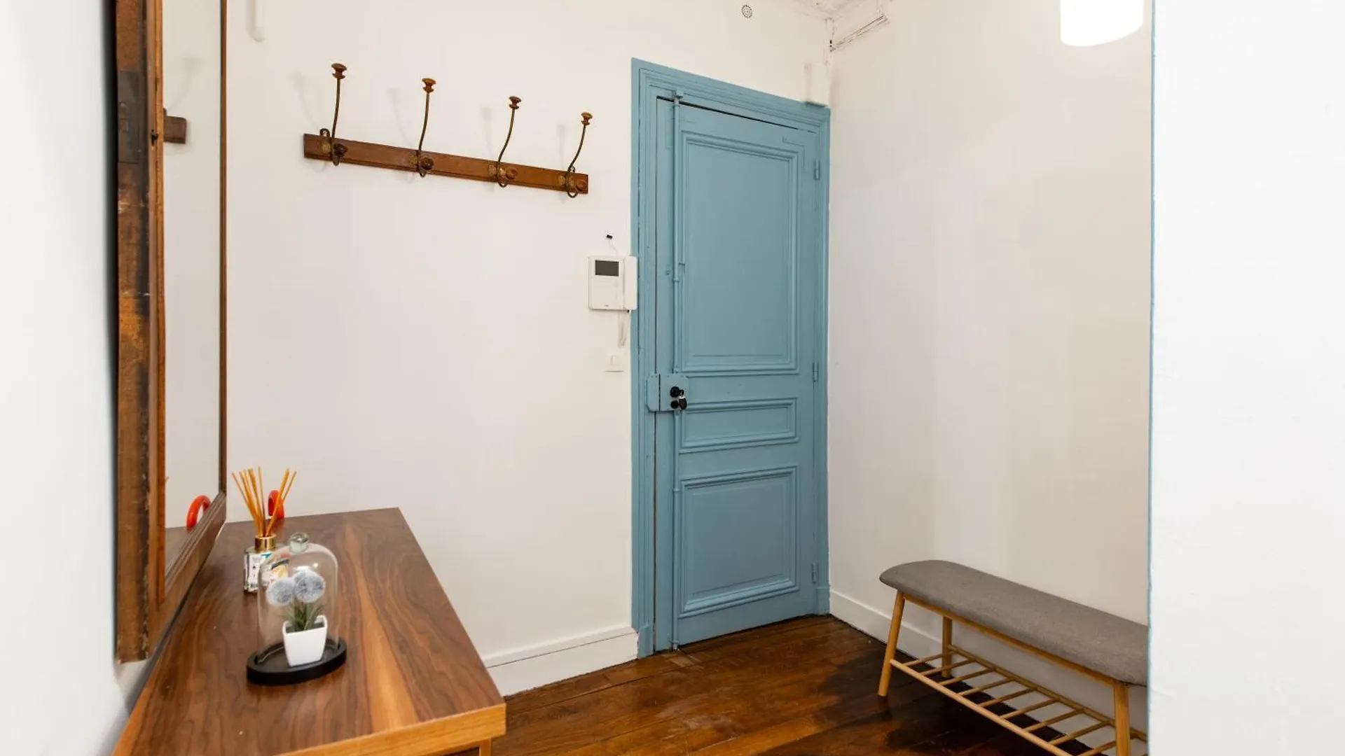 Stylish 2-Bedroom Apartment Near The Famous Moulin Rouge Paříž
