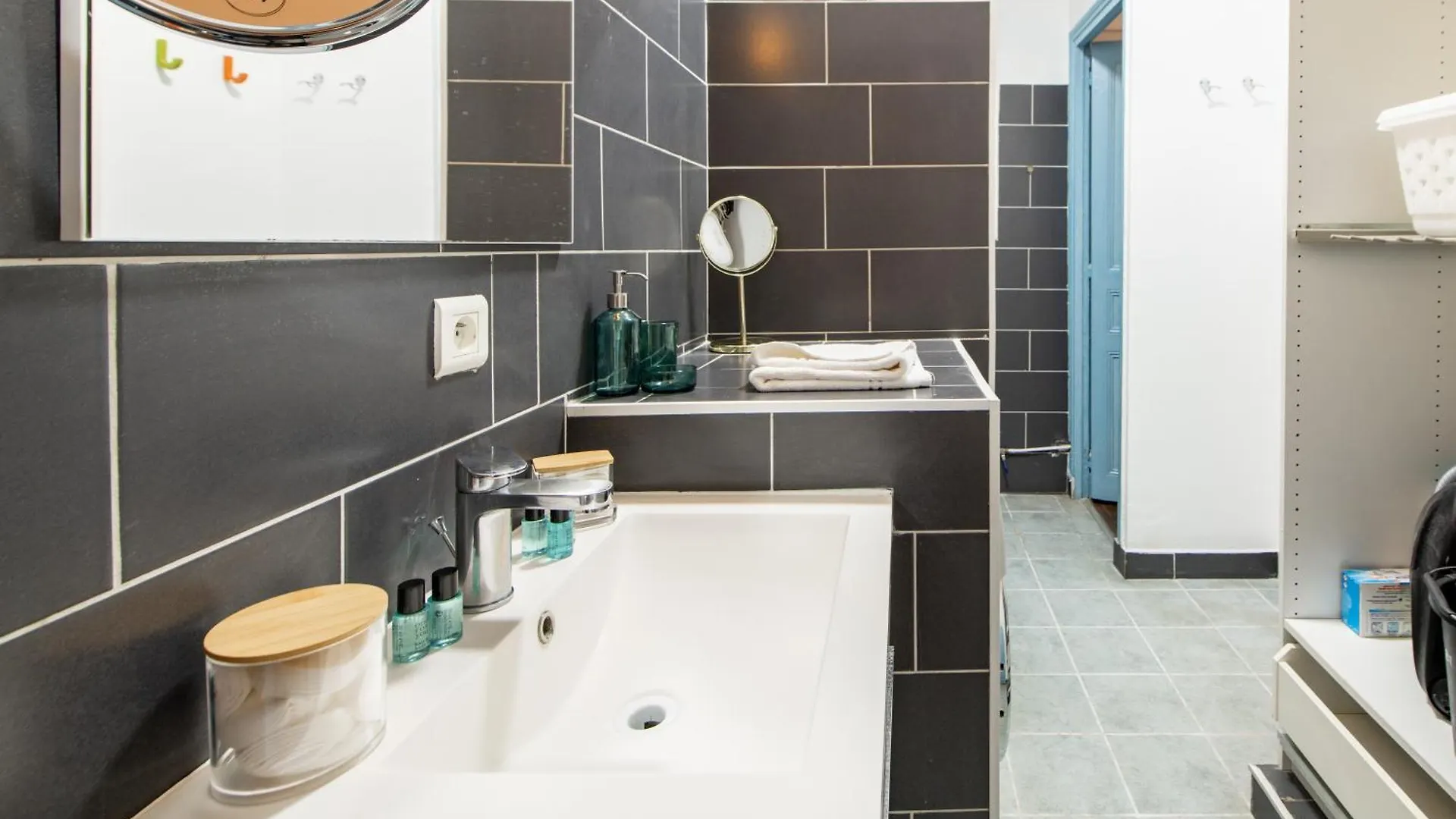 Stylish 2-Bedroom Apartment Near The Famous Moulin Rouge Paříž