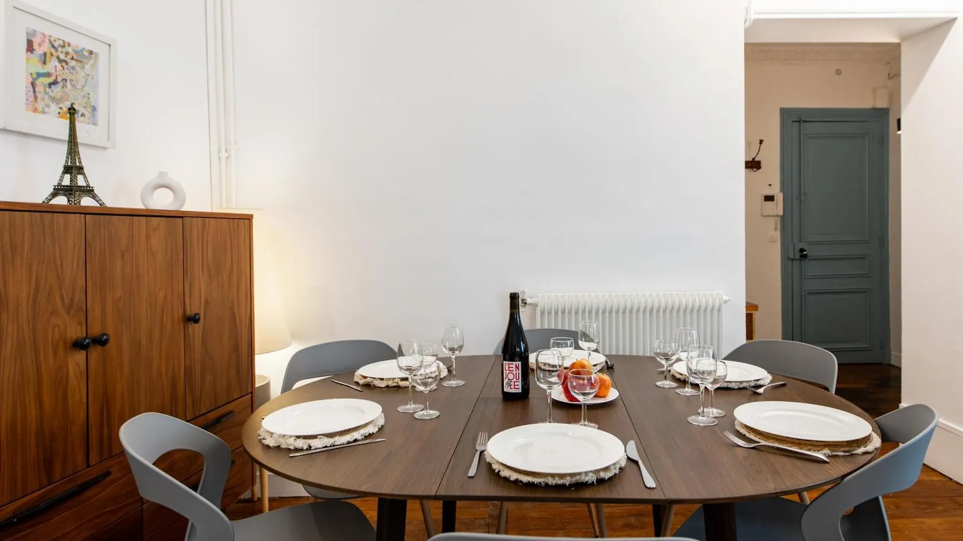 Stylish 2-Bedroom Apartment Near The Famous Moulin Rouge Paříž Francie