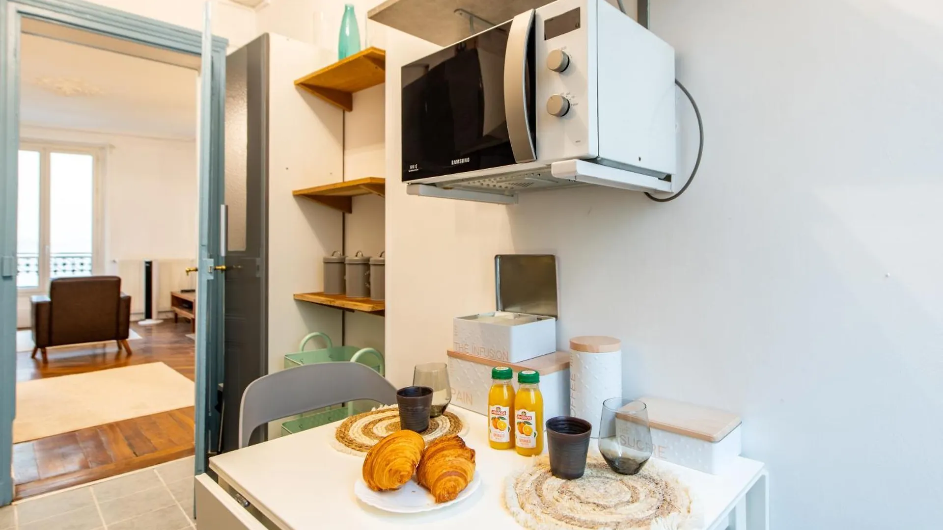 Stylish 2-Bedroom Apartment Near The Famous Moulin Rouge Paříž Francie