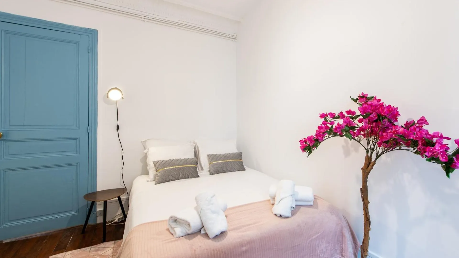 Stylish 2-Bedroom Apartment Near The Famous Moulin Rouge Paříž