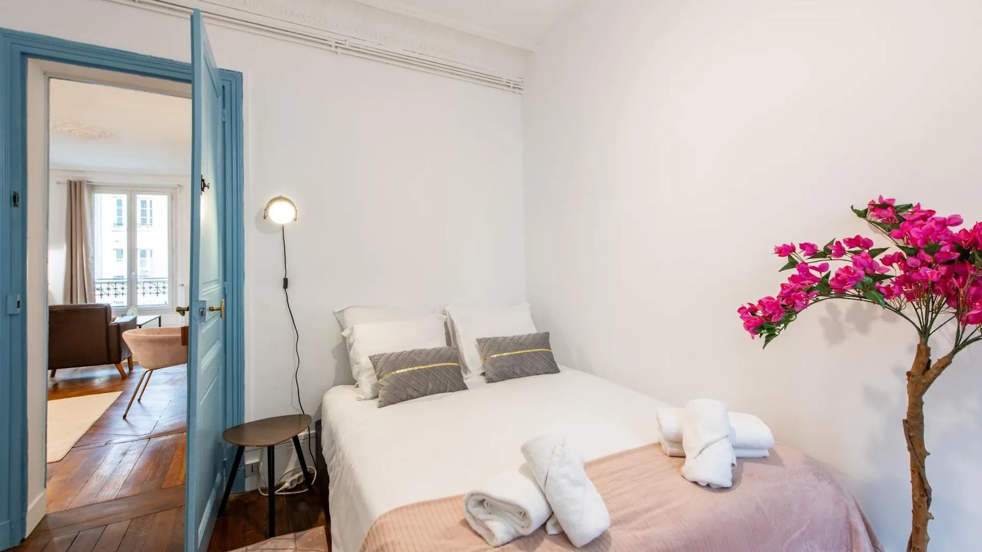Stylish 2-Bedroom Apartment Near The Famous Moulin Rouge Paříž