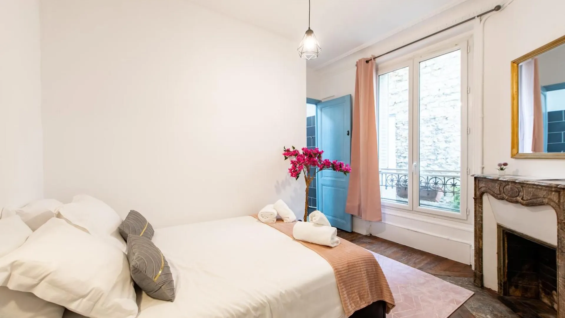 Stylish 2-Bedroom Apartment Near The Famous Moulin Rouge Paříž