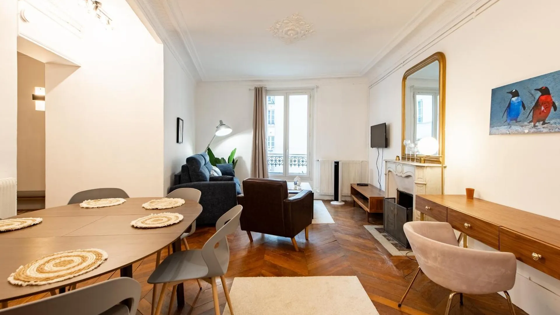 Stylish 2-Bedroom Apartment Near The Famous Moulin Rouge Paris