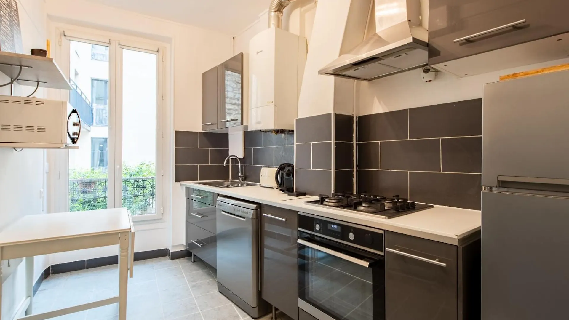 Stylish 2-Bedroom Apartment Near The Famous Moulin Rouge Paris