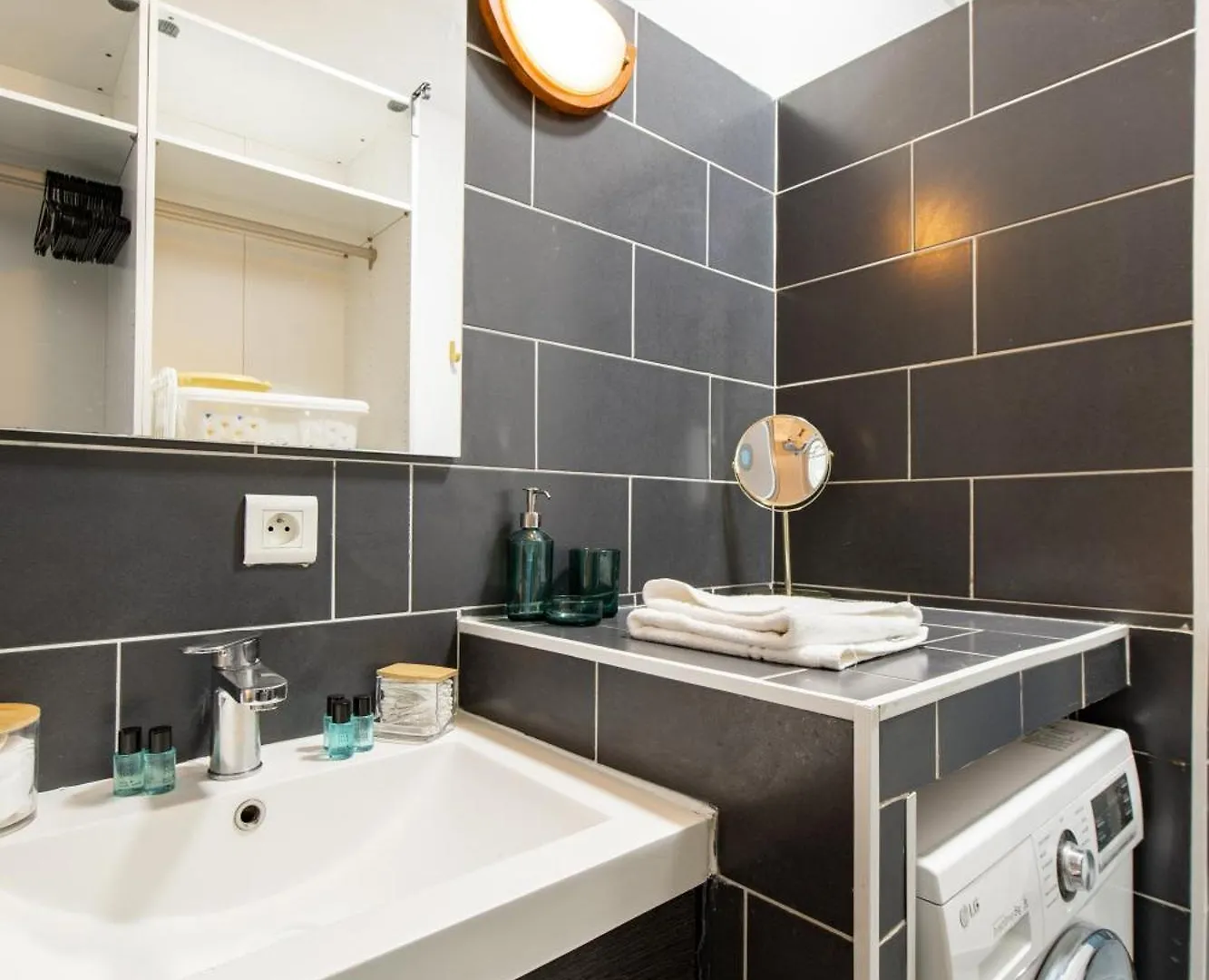 Stylish 2-Bedroom Apartment Near The Famous Moulin Rouge Paris 0*,  France