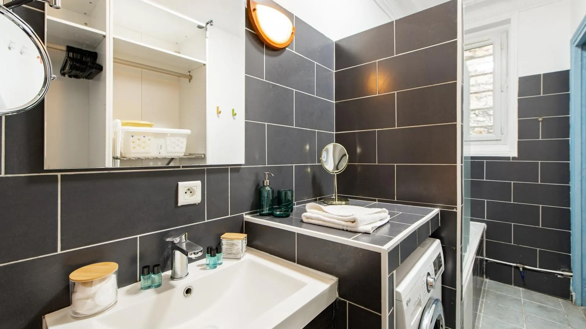 Stylish 2-Bedroom Apartment Near The Famous Moulin Rouge Paris